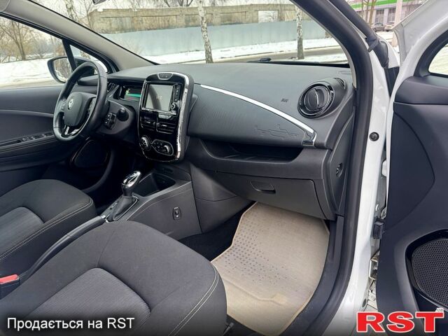 Белый Рено Зое, объемом двигателя 82 л и пробегом 760 тыс. км за 10500 $, фото 10 на Automoto.ua