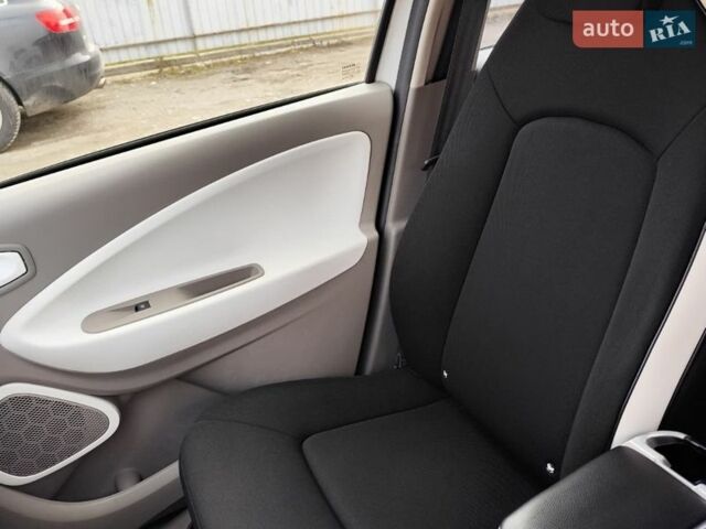 Белый Рено Зое, объемом двигателя 0 л и пробегом 113 тыс. км за 9300 $, фото 11 на Automoto.ua