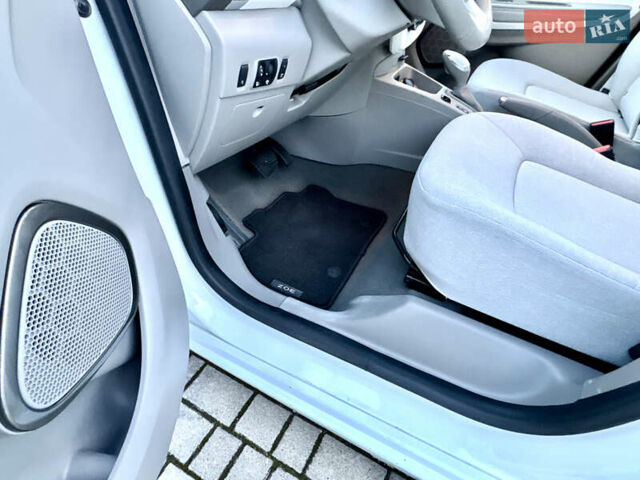 Белый Рено Зое, объемом двигателя 0 л и пробегом 43 тыс. км за 9399 $, фото 33 на Automoto.ua