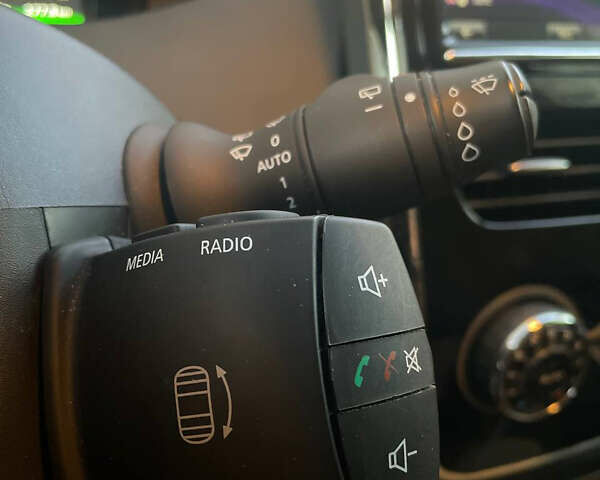 Белый Рено Зое, объемом двигателя 0 л и пробегом 200 тыс. км за 8998 $, фото 19 на Automoto.ua
