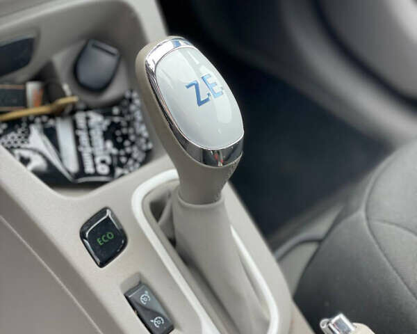 Белый Рено Зое, объемом двигателя 0 л и пробегом 97 тыс. км за 9500 $, фото 35 на Automoto.ua