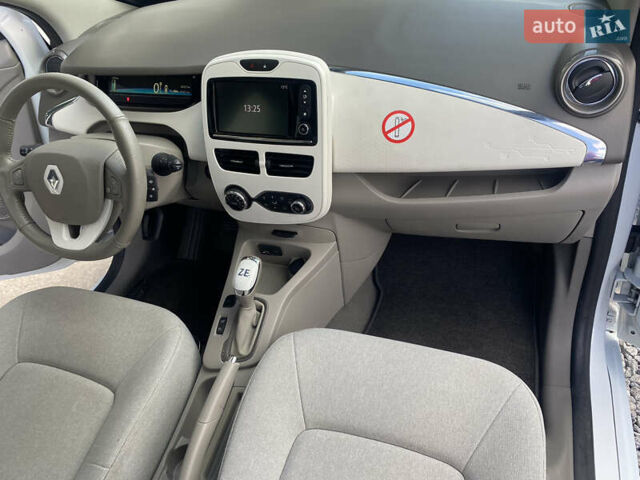 Белый Рено Зое, объемом двигателя 0 л и пробегом 27 тыс. км за 9300 $, фото 20 на Automoto.ua