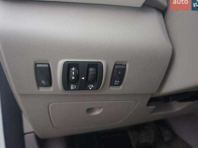 Белый Рено Зое, объемом двигателя 0 л и пробегом 60 тыс. км за 9222 $, фото 26 на Automoto.ua