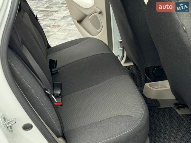 Білий Рено Зое, об'ємом двигуна 0 л та пробігом 85 тис. км за 9200 $, фото 133 на Automoto.ua
