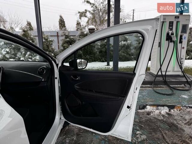 Белый Рено Зое, объемом двигателя 0 л и пробегом 84 тыс. км за 9200 $, фото 47 на Automoto.ua