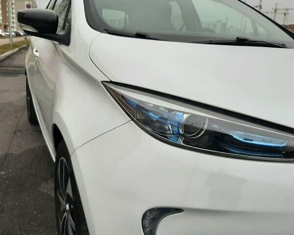 Білий Рено Зое, об'ємом двигуна 0 л та пробігом 123 тис. км за 9650 $, фото 9 на Automoto.ua