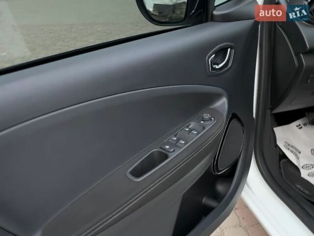 Белый Рено Зое, объемом двигателя 0 л и пробегом 76 тыс. км за 9200 $, фото 4 на Automoto.ua