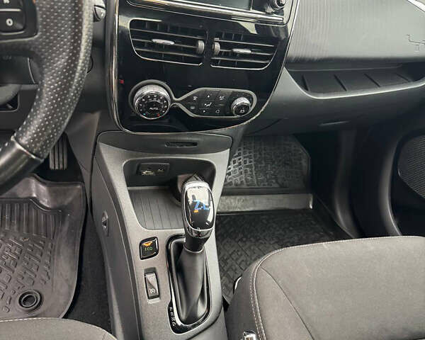 Белый Рено Зое, объемом двигателя 0 л и пробегом 78 тыс. км за 9900 $, фото 9 на Automoto.ua