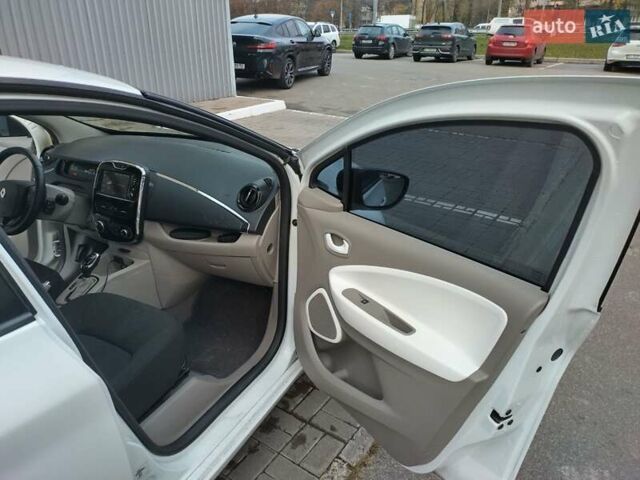 Белый Рено Зое, объемом двигателя 0 л и пробегом 204 тыс. км за 8400 $, фото 14 на Automoto.ua