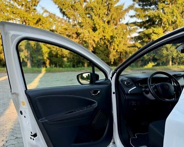 Белый Рено Зое, объемом двигателя 0 л и пробегом 122 тыс. км за 9300 $, фото 77 на Automoto.ua