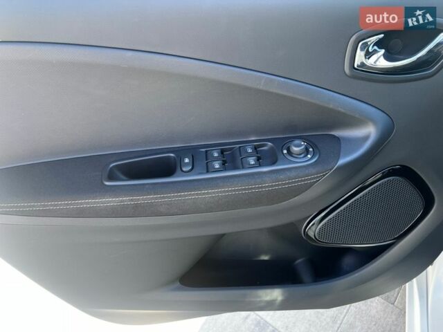 Белый Рено Зое, объемом двигателя 0 л и пробегом 108 тыс. км за 8900 $, фото 18 на Automoto.ua