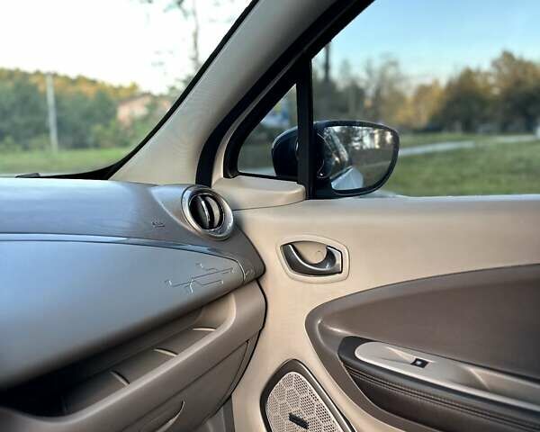 Белый Рено Зое, объемом двигателя 0 л и пробегом 127 тыс. км за 9800 $, фото 21 на Automoto.ua