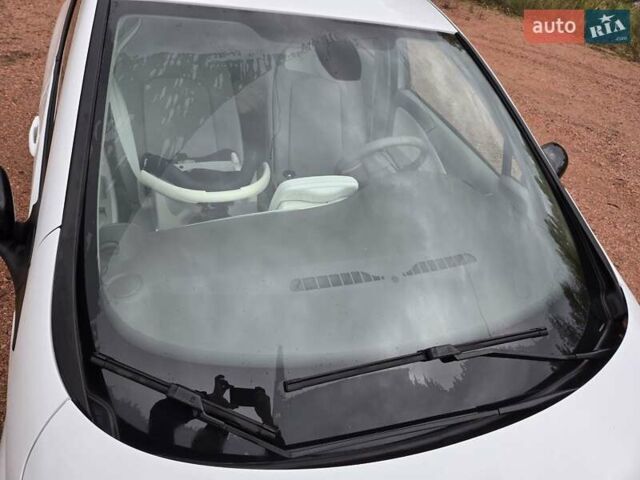 Белый Рено Зое, объемом двигателя 0 л и пробегом 137 тыс. км за 8400 $, фото 34 на Automoto.ua