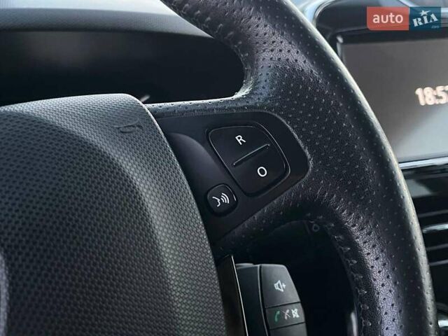 Белый Рено Зое, объемом двигателя 0 л и пробегом 95 тыс. км за 8940 $, фото 28 на Automoto.ua