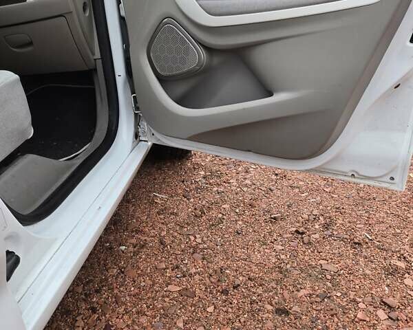 Белый Рено Зое, объемом двигателя 0 л и пробегом 137 тыс. км за 8400 $, фото 17 на Automoto.ua