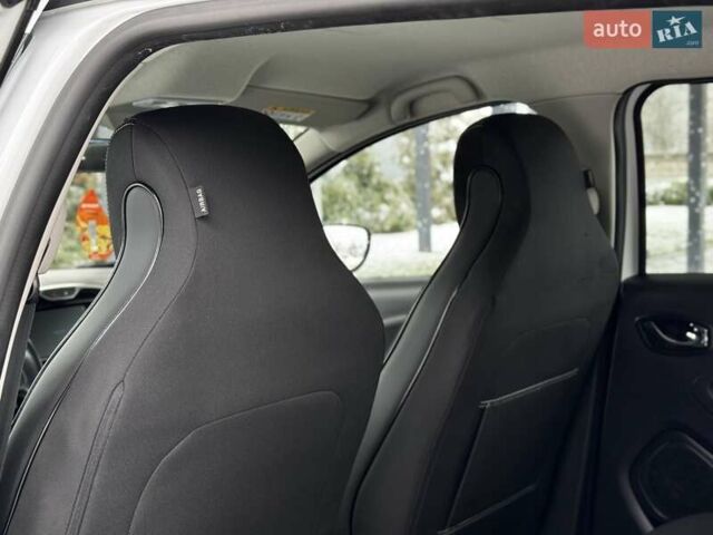 Белый Рено Зое, объемом двигателя 0 л и пробегом 84 тыс. км за 9200 $, фото 58 на Automoto.ua