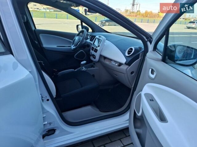 Белый Рено Зое, объемом двигателя 0 л и пробегом 125 тыс. км за 9200 $, фото 13 на Automoto.ua
