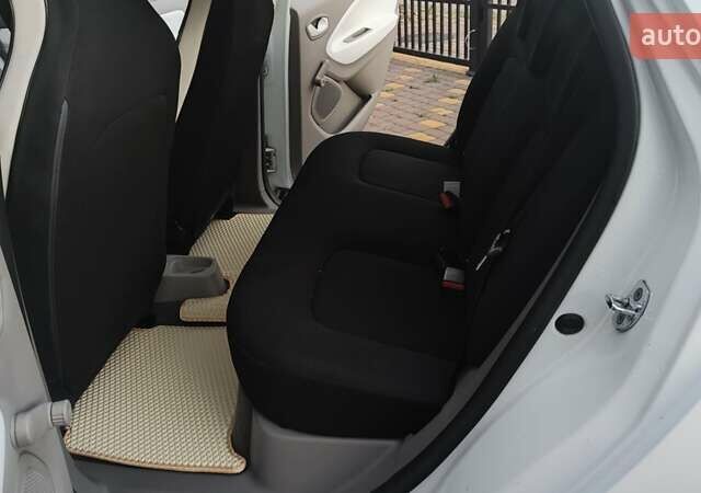 Белый Рено Зое, объемом двигателя 0 л и пробегом 180 тыс. км за 8600 $, фото 5 на Automoto.ua