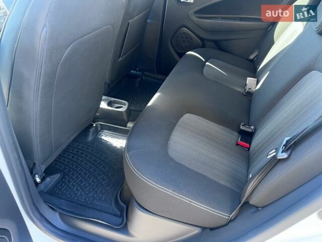 Белый Рено Зое, объемом двигателя 0 л и пробегом 108 тыс. км за 8900 $, фото 11 на Automoto.ua