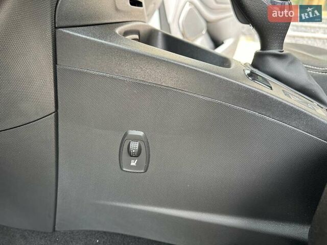 Белый Рено Зое, объемом двигателя 0 л и пробегом 92 тыс. км за 9990 $, фото 18 на Automoto.ua