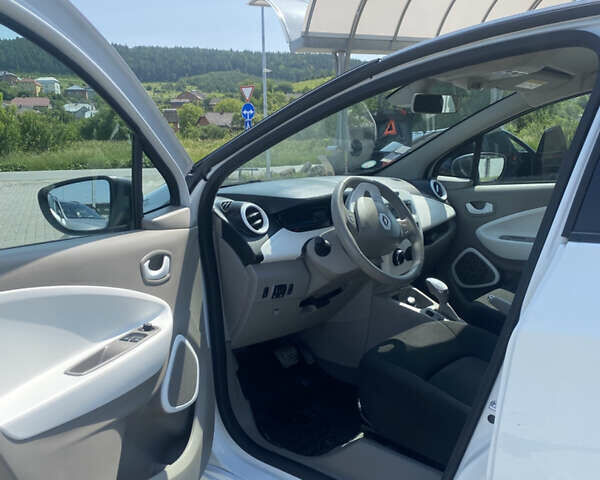 Белый Рено Зое, объемом двигателя 0 л и пробегом 159 тыс. км за 7850 $, фото 7 на Automoto.ua