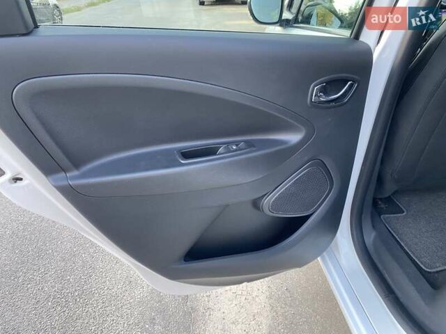 Белый Рено Зое, объемом двигателя 0 л и пробегом 108 тыс. км за 9500 $, фото 5 на Automoto.ua