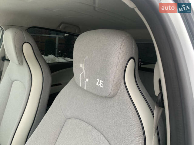 Білий Рено Зое, об'ємом двигуна 0 л та пробігом 155 тис. км за 9999 $, фото 23 на Automoto.ua