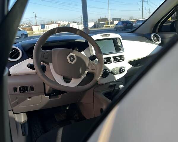 Белый Рено Зое, объемом двигателя 0 л и пробегом 110 тыс. км за 8600 $, фото 2 на Automoto.ua