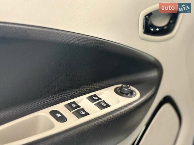 Білий Рено Зое, об'ємом двигуна 0 л та пробігом 121 тис. км за 7300 $, фото 27 на Automoto.ua