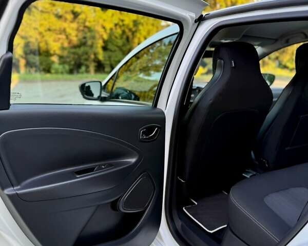 Белый Рено Зое, объемом двигателя 0 л и пробегом 122 тыс. км за 9300 $, фото 93 на Automoto.ua