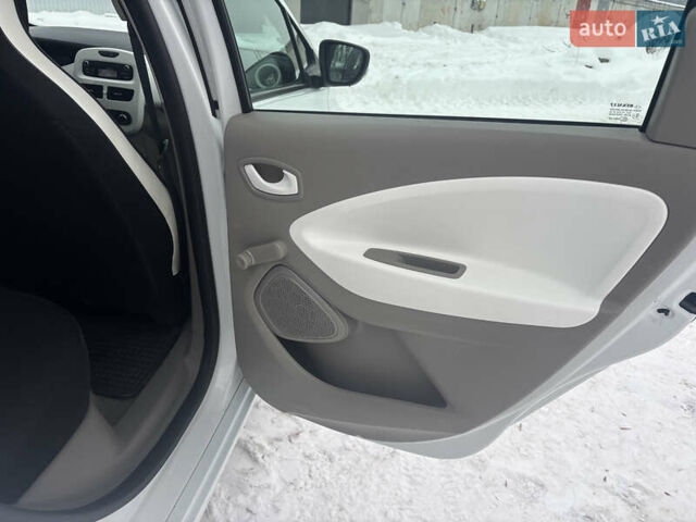 Білий Рено Зое, об'ємом двигуна 0 л та пробігом 70 тис. км за 9000 $, фото 15 на Automoto.ua