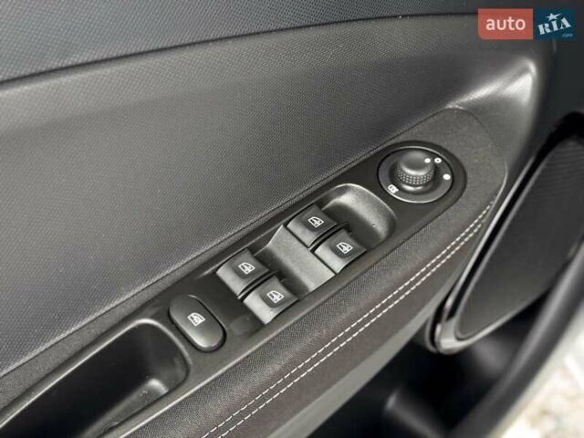 Белый Рено Зое, объемом двигателя 0 л и пробегом 84 тыс. км за 9200 $, фото 33 на Automoto.ua