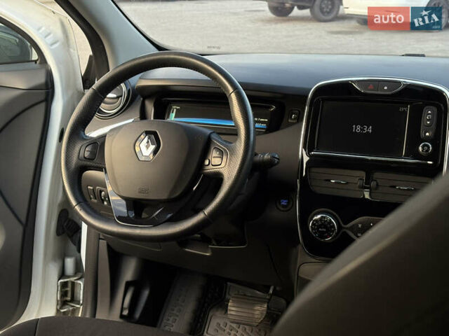 Белый Рено Зое, объемом двигателя 0 л и пробегом 128 тыс. км за 8500 $, фото 30 на Automoto.ua