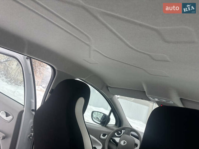 Білий Рено Зое, об'ємом двигуна 0 л та пробігом 70 тис. км за 9000 $, фото 16 на Automoto.ua