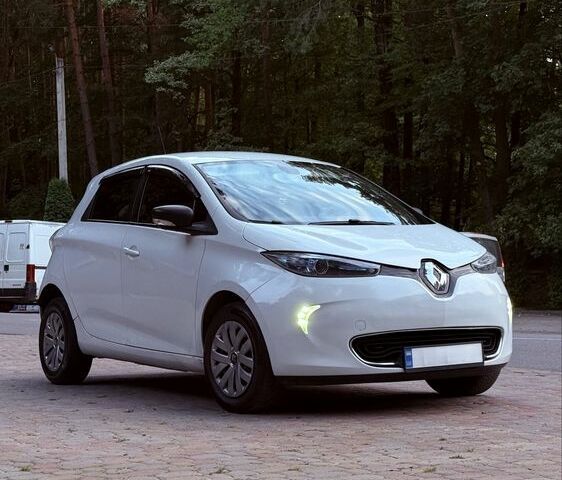 Белый Рено Зое, объемом двигателя 0 л и пробегом 200 тыс. км за 8507 $, фото 1 на Automoto.ua