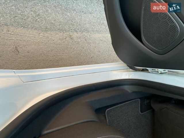 Белый Рено Зое, объемом двигателя 0 л и пробегом 108 тыс. км за 9500 $, фото 24 на Automoto.ua