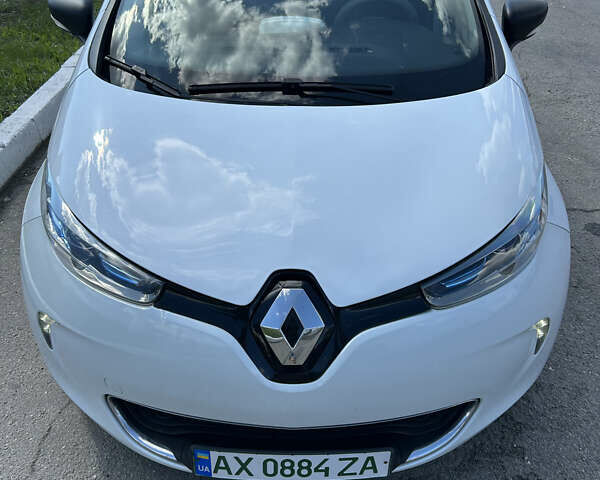 Белый Рено Зое, объемом двигателя 0 л и пробегом 95 тыс. км за 10000 $, фото 20 на Automoto.ua