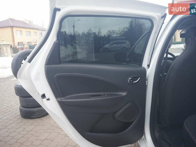 Белый Рено Зое, объемом двигателя 0 л и пробегом 102 тыс. км за 9777 $, фото 44 на Automoto.ua