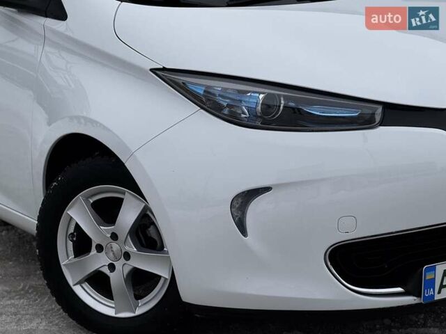 Белый Рено Зое, объемом двигателя 0 л и пробегом 84 тыс. км за 9200 $, фото 7 на Automoto.ua