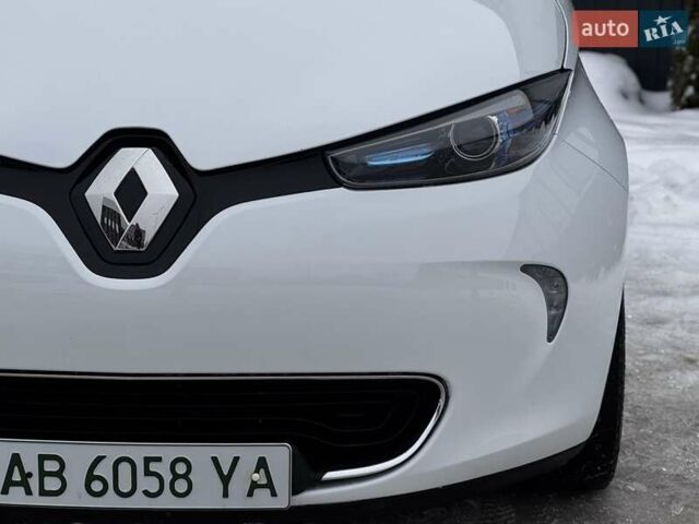 Белый Рено Зое, объемом двигателя 0 л и пробегом 84 тыс. км за 9200 $, фото 21 на Automoto.ua