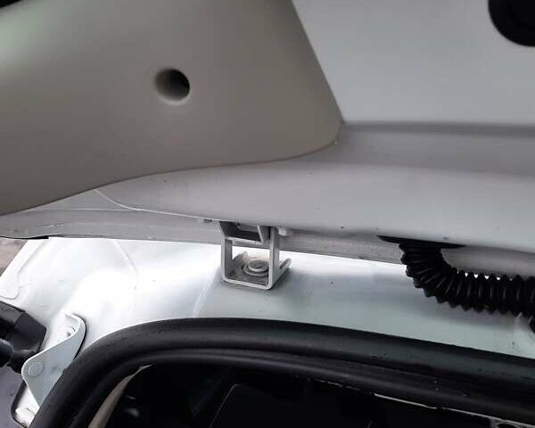 Білий Рено Зое, об'ємом двигуна 0 л та пробігом 123 тис. км за 9650 $, фото 65 на Automoto.ua