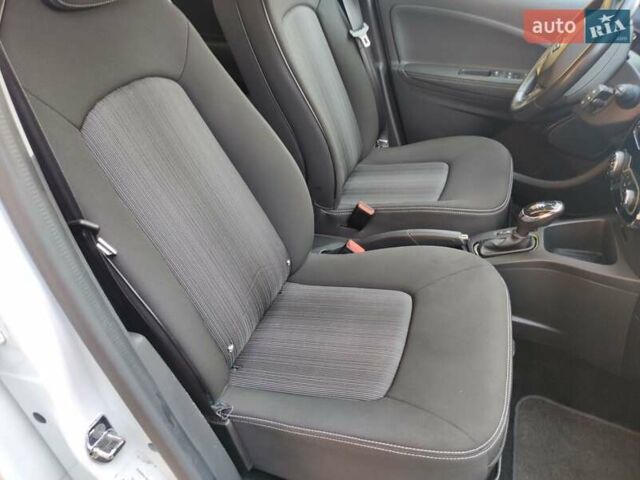 Белый Рено Зое, объемом двигателя 0 л и пробегом 51 тыс. км за 9900 $, фото 36 на Automoto.ua