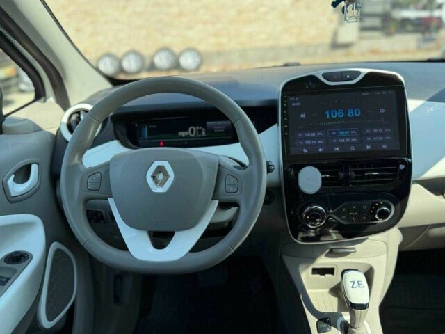 Белый Рено Зое, объемом двигателя 0 л и пробегом 93 тыс. км за 9799 $, фото 12 на Automoto.ua