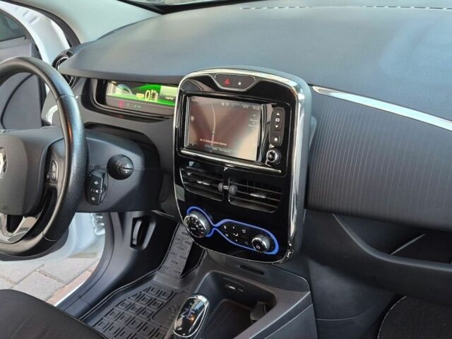 Белый Рено Зое, объемом двигателя 0 л и пробегом 133 тыс. км за 9900 $, фото 29 на Automoto.ua