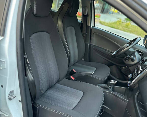 Белый Рено Зое, объемом двигателя 0 л и пробегом 74 тыс. км за 8999 $, фото 12 на Automoto.ua