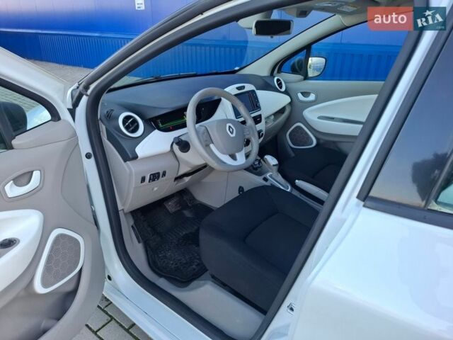 Белый Рено Зое, объемом двигателя 0 л и пробегом 125 тыс. км за 9200 $, фото 17 на Automoto.ua