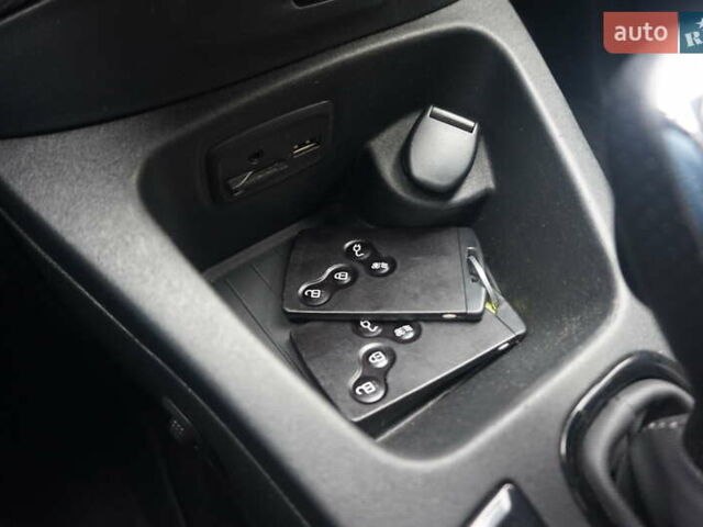 Белый Рено Зое, объемом двигателя 0 л и пробегом 102 тыс. км за 9777 $, фото 34 на Automoto.ua