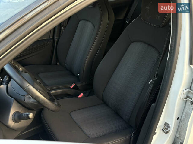 Белый Рено Зое, объемом двигателя 0 л и пробегом 128 тыс. км за 8500 $, фото 57 на Automoto.ua