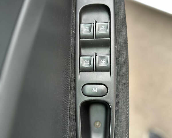 Белый Рено Зое, объемом двигателя 0 л и пробегом 200 тыс. км за 8998 $, фото 27 на Automoto.ua