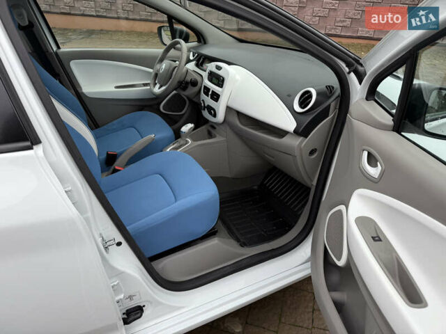 Белый Рено Зое, объемом двигателя 0 л и пробегом 106 тыс. км за 8100 $, фото 14 на Automoto.ua